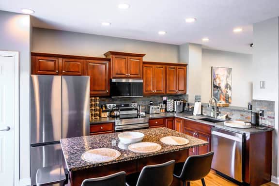 ND Luxury Townhome 8 min to ND Stadium!