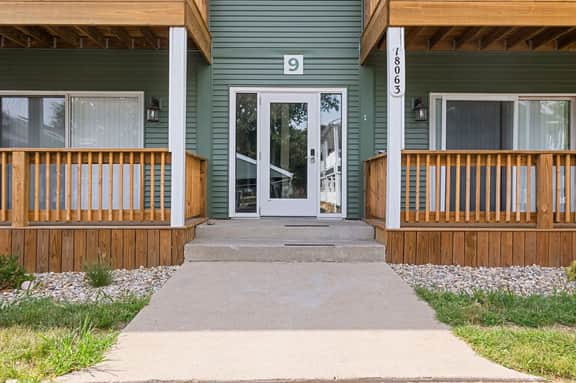 Stylish Notre Dame Haven | 2BR/2BA | Private Balcony + Parking - Image 2
